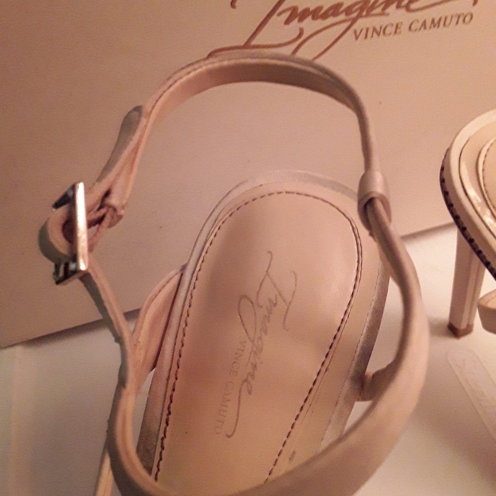 Vince Camuto - Picture 3 of 6